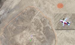 محلقة أم جاثمة في الصحراء..  جدل يحتاج لتفسير.. الاقمار الصناعية ترصد طائرة مدنية موجودة في صحراء الوركاء منذ 2021!